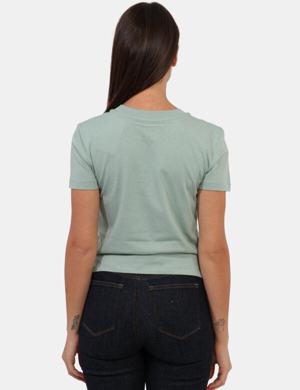 T-shirt Calvin Klein Verde - T-shirt classica, corta, su base verde chiaro con stampa logo brand in bianco. La vestibilità è