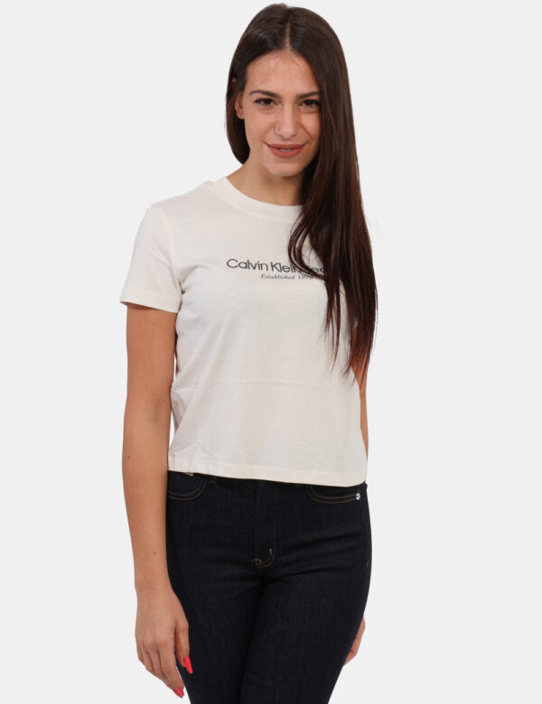 T-shirt Calvin Klein Bianco - T-shirt classica, corta, su base bianca con stampa logo brand in grigio. La vestibilità è morb