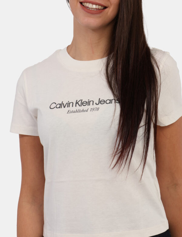 T-shirt Calvin Klein Bianco - T-shirt classica, corta, su base bianca con stampa logo brand in grigio. La vestibilità è morb