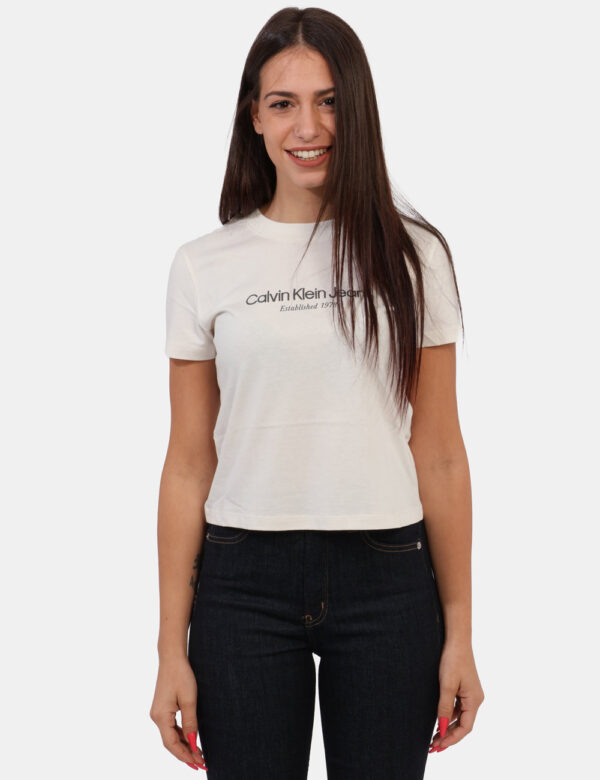 T-shirt Calvin Klein Bianco - T-shirt classica, corta, su base bianca con stampa logo brand in grigio. La vestibilità è morb