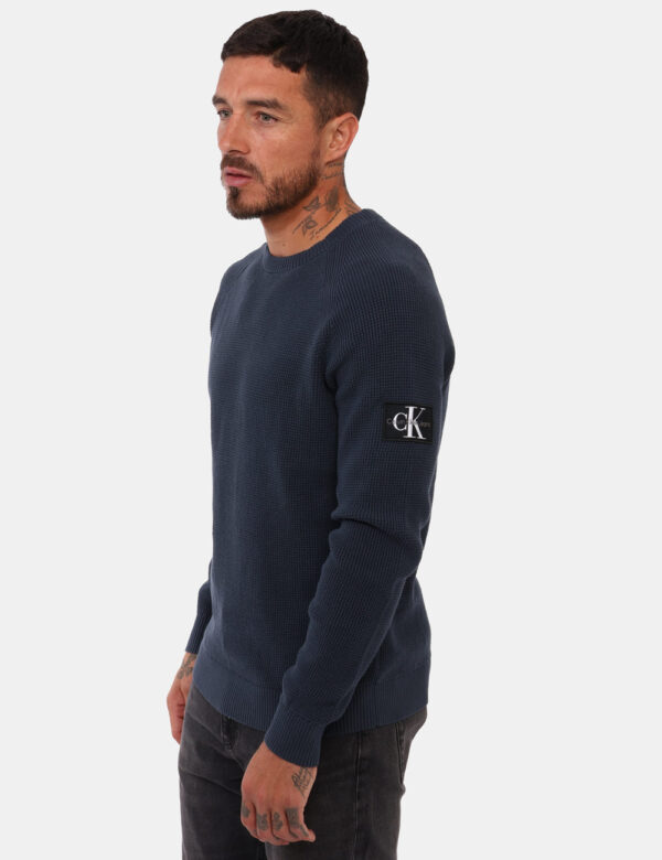 Maglia Calvin Klein Blu - Maglia uomo in total blu/grigiastro con trama lavorata e girocollo classico. La vestibilità è mor