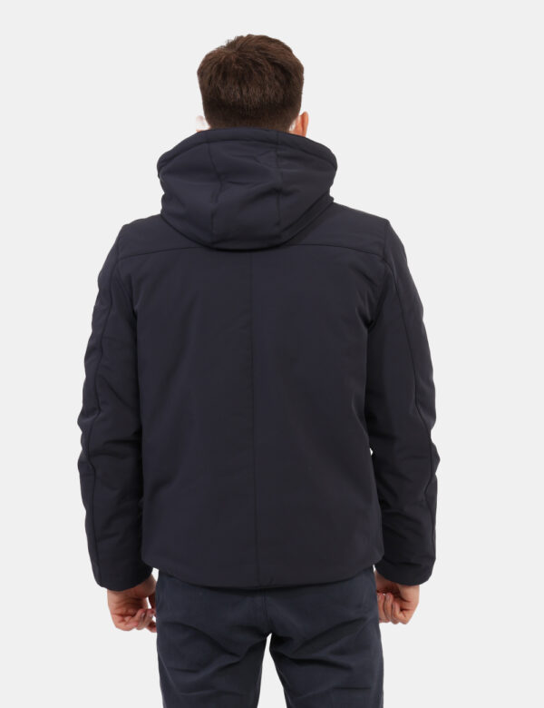 Giacca Yes Zee Blu - Giaccone invernale in total blu navy con numerose tasche a taglio sia interne che esterne e cappuccio.