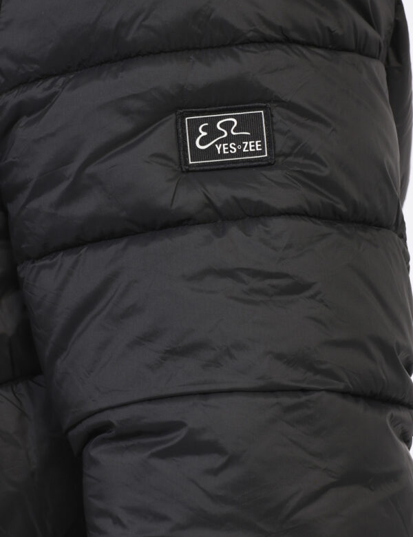 Piumino Yes Zee Nero - Piumino invernale in total nero con numerose tasche a taglio sia interne che esterne e cappuccio. L'i