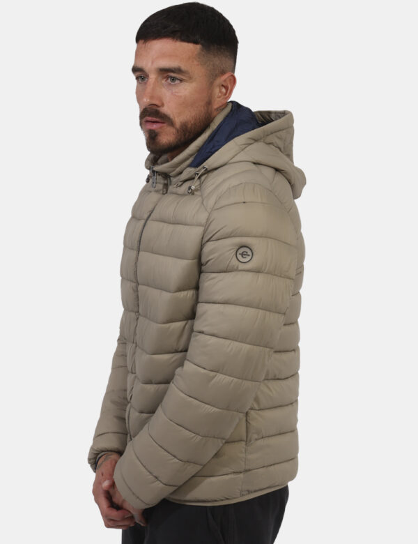Piumino Concept83 Beige - Piumino con cappuccio in total beige con interno blu navy. Presenti tasche a taglio trasversale. L