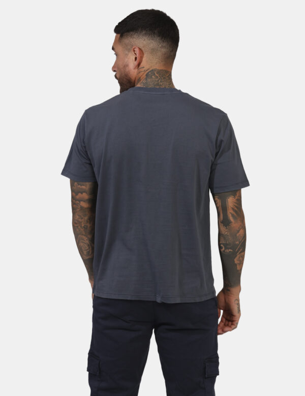 T-shirt Pepe Jeans Blu - T-shirt basica colore grigio di payne con logo stampato tono su tono. La vestibilità è morbida e re
