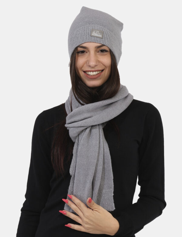 Cappello Yes Zee Grigio - Cappello modello berretto in total grigio chiaro con filo lurex. Il capo gode di risvoltino e di u