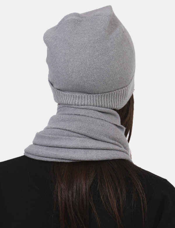 Cappello Yes Zee Grigio - Cappello modello berretto in total grigio chiaro con filo lurex. Il capo gode di risvoltino e di u