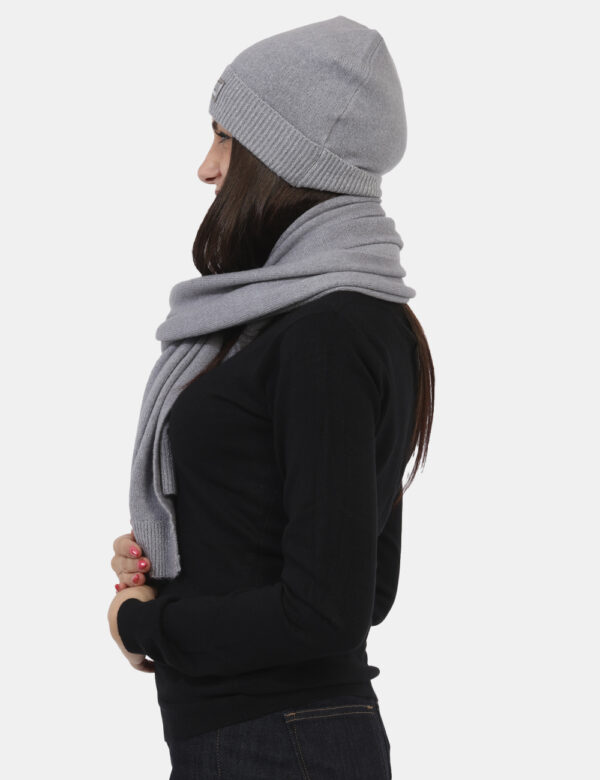 Cappello Yes Zee Grigio - Cappello modello berretto in total grigio chiaro con filo lurex. Il capo gode di risvoltino e di u