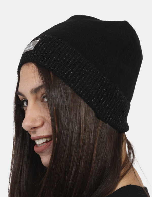 Cappello Yes Zee Nero - Cappello modello berretto in total nero con filo lurex. Il capo gode di risvoltino e di una morbida