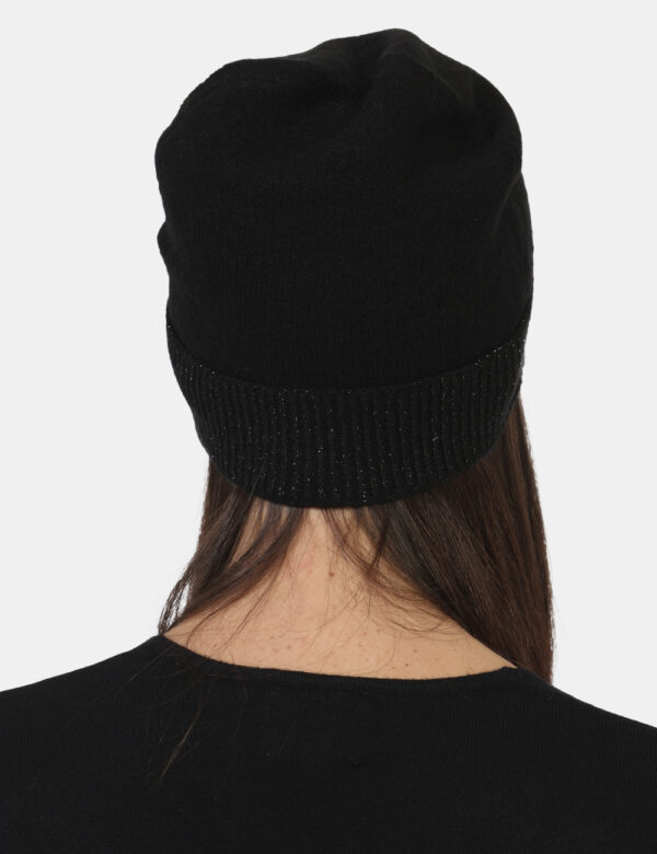 Cappello Yes Zee Nero - Cappello modello berretto in total nero con filo lurex. Il capo gode di risvoltino e di una morbida