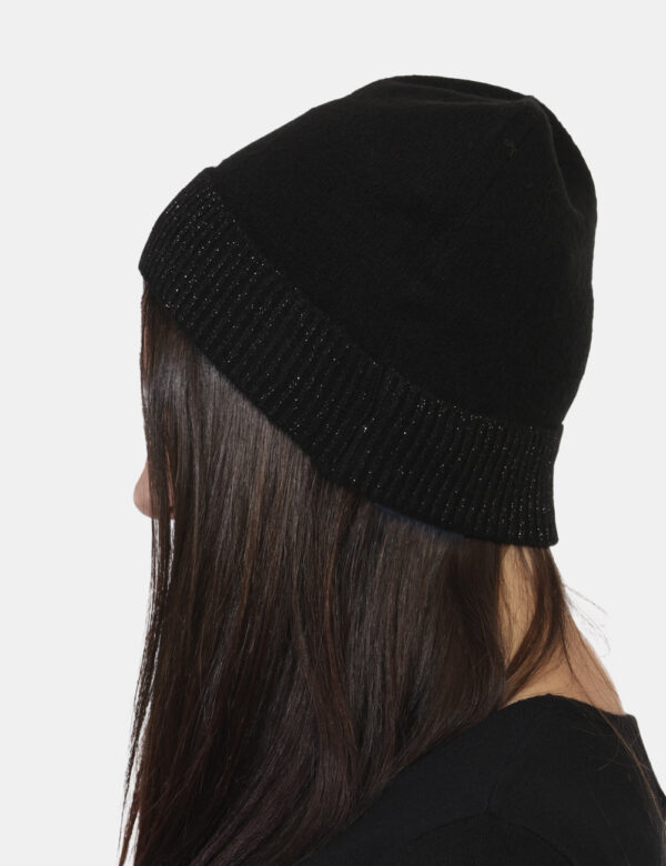 Cappello Yes Zee Nero - Cappello modello berretto in total nero con filo lurex. Il capo gode di risvoltino e di una morbida