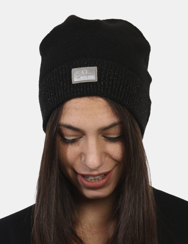Cappello Yes Zee Nero - Cappello modello berretto in total nero con filo lurex. Il capo gode di risvoltino e di una morbida
