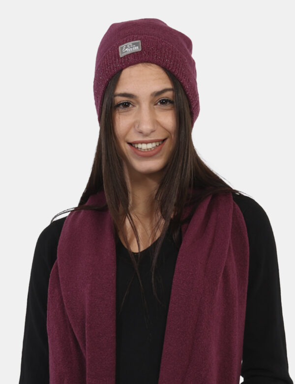 Cappello Yes Zee Viola - Cappello modello berretto in total viola prugna con filo lurex. Il capo gode di risvoltino e di una