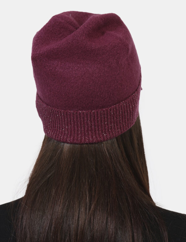 Cappello Yes Zee Viola - Cappello modello berretto in total viola prugna con filo lurex. Il capo gode di risvoltino e di una