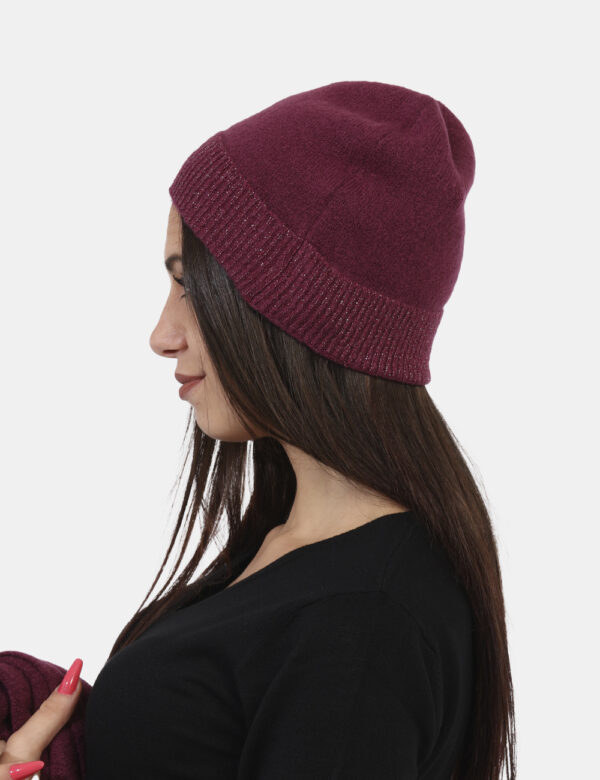 Cappello Yes Zee Viola - Cappello modello berretto in total viola prugna con filo lurex. Il capo gode di risvoltino e di una