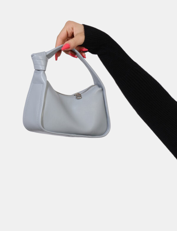 Borsa Calvin Klein Grigio - Borsa simil pochette di piccole dimensioni in total grigio chiaro. Presente unico scompartimento