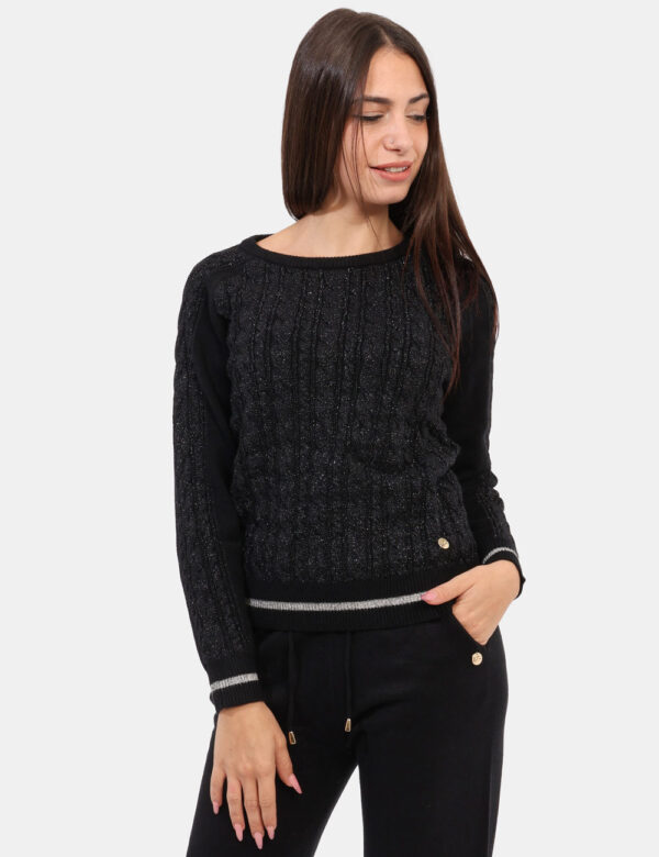 Maglione Yes Zee Nero - Maglione in maglia con motivo a trecce, impreziosito da un leggero effetto lurex che aggiunge una no