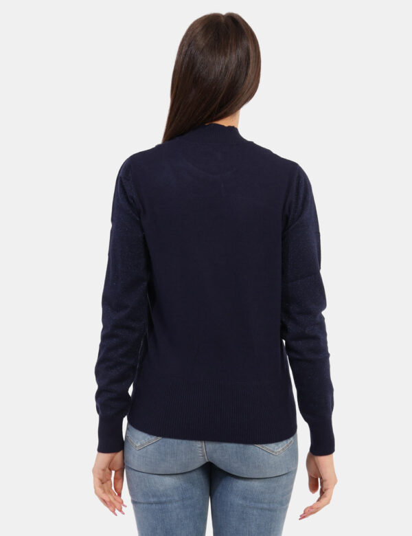 Maglione Yes Zee Blu - Maglione con mezzo collo caratterizzato da un incrocio particolare sovrapposto, che crea un effetto e