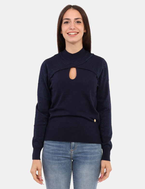 Maglione Yes Zee Blu - Maglione con mezzo collo caratterizzato da un incrocio particolare sovrapposto, che crea un effetto e