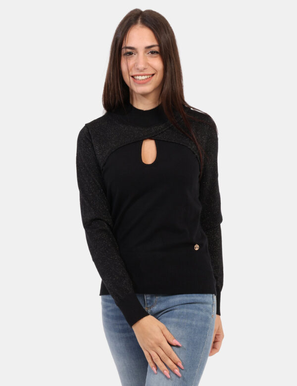 Maglione Yes Zee Nero - Maglione con mezzo collo caratterizzato da un incrocio particolare sovrapposto, che crea un effetto
