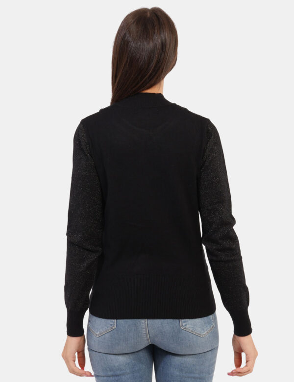 Maglione Yes Zee Nero - Maglione con mezzo collo caratterizzato da un incrocio particolare sovrapposto, che crea un effetto