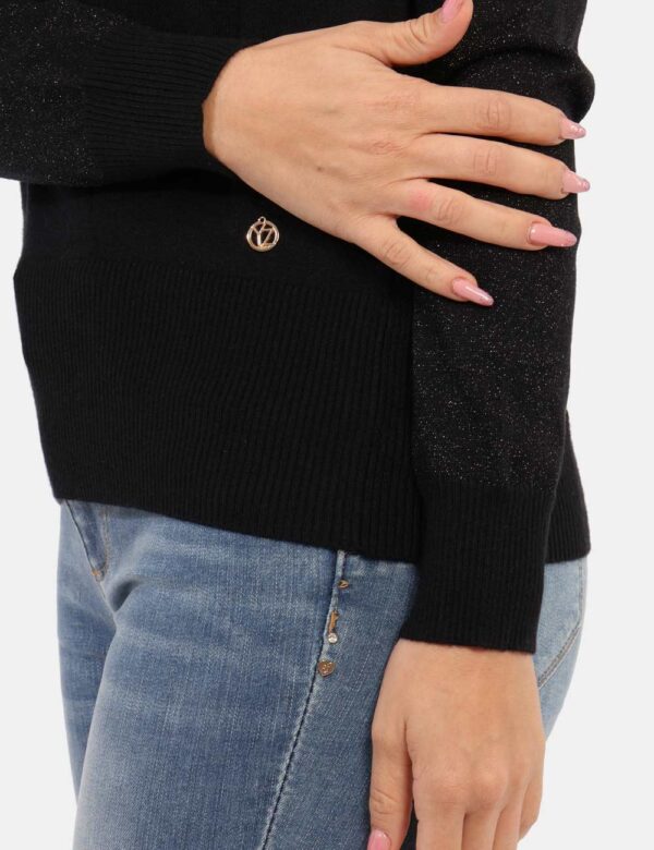 Maglione Yes Zee Nero - Maglione con mezzo collo caratterizzato da un incrocio particolare sovrapposto, che crea un effetto
