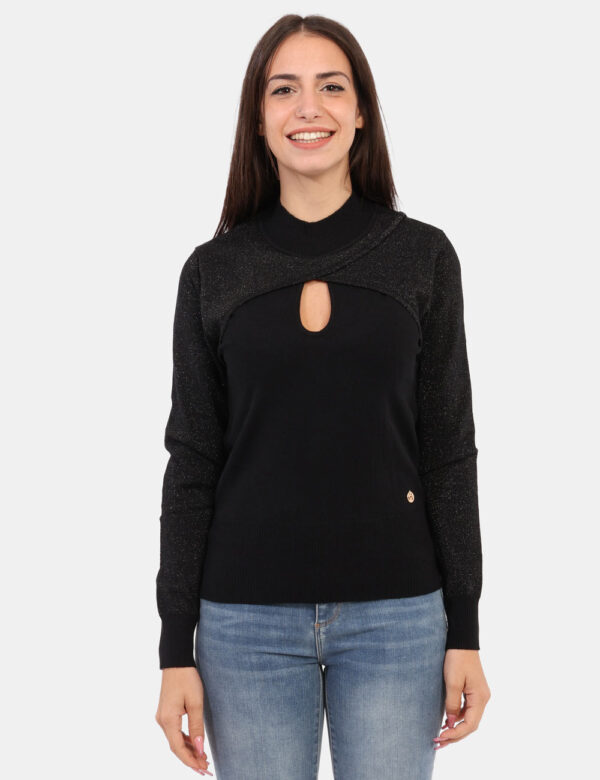Maglione Yes Zee Nero - Maglione con mezzo collo caratterizzato da un incrocio particolare sovrapposto, che crea un effetto