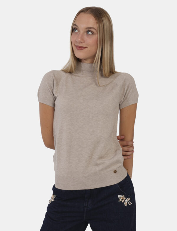 Maglia Yes Zee Beige - Maglia a maniche corte con collo alto in total beige. La vestibilità è morbida e regolare. La maglia