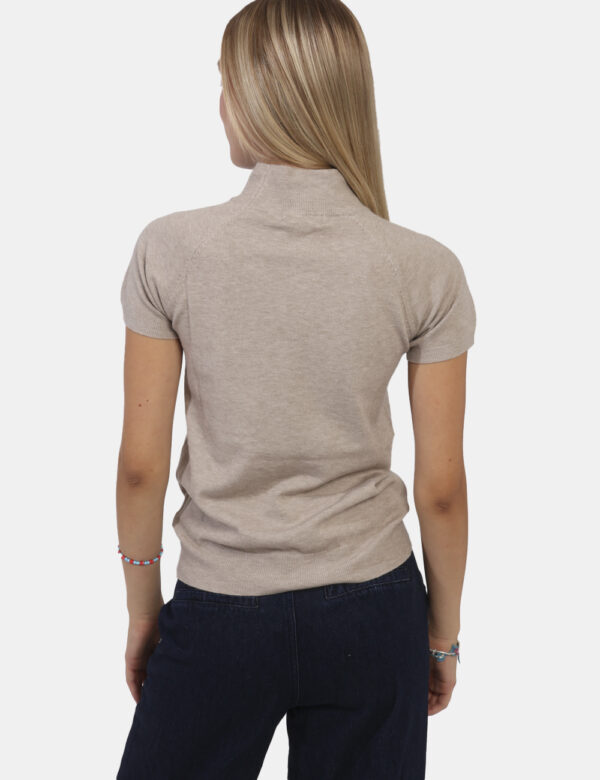 Maglia Yes Zee Beige - Maglia a maniche corte con collo alto in total beige. La vestibilità è morbida e regolare. La maglia