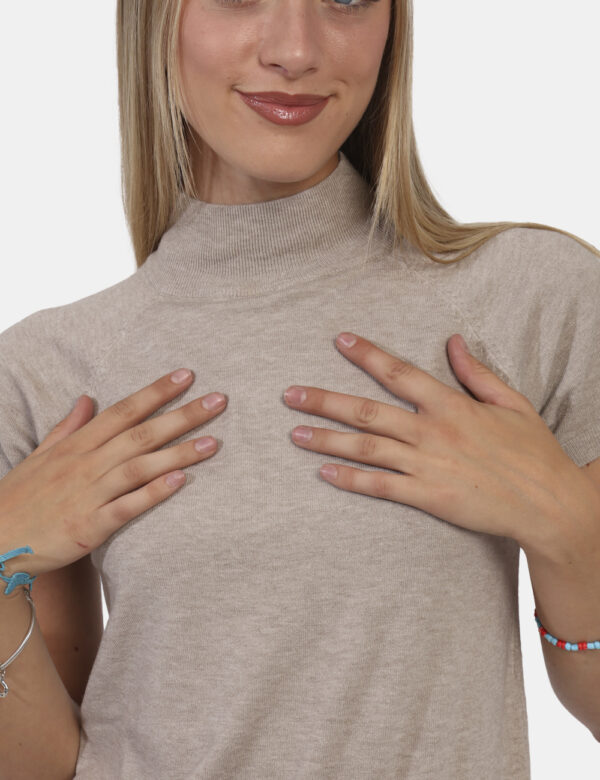 Maglia Yes Zee Beige - Maglia a maniche corte con collo alto in total beige. La vestibilità è morbida e regolare. La maglia