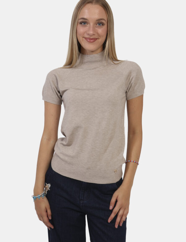 Maglia Yes Zee Beige - Maglia a maniche corte con collo alto in total beige. La vestibilità è morbida e regolare. La maglia