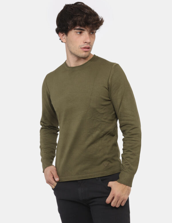 Maglione Yes Zee Verde - Maglione con girocollo classico in total verde militare. La vestibilità è morbida e regolare. Il ma
