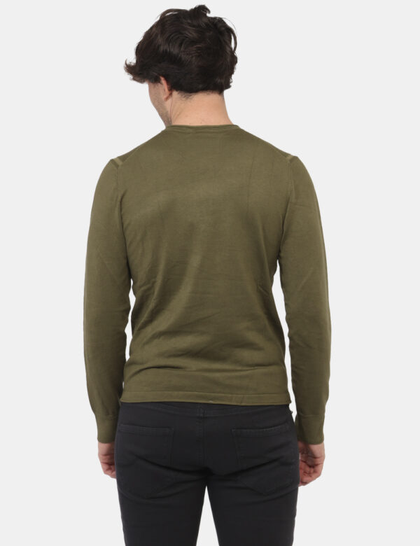 Maglione Yes Zee Verde - Maglione con girocollo classico in total verde militare. La vestibilità è morbida e regolare. Il ma