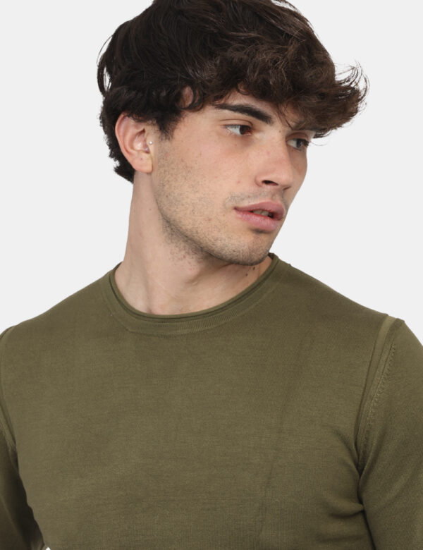 Maglione Yes Zee Verde - Maglione con girocollo classico in total verde militare. La vestibilità è morbida e regolare. Il ma