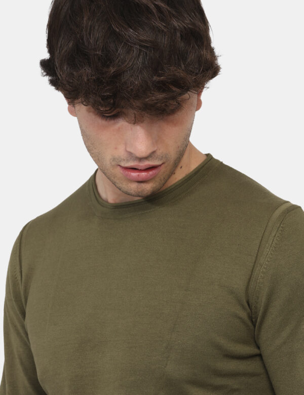 Maglione Yes Zee Verde - Maglione con girocollo classico in total verde militare. La vestibilità è morbida e regolare. Il ma