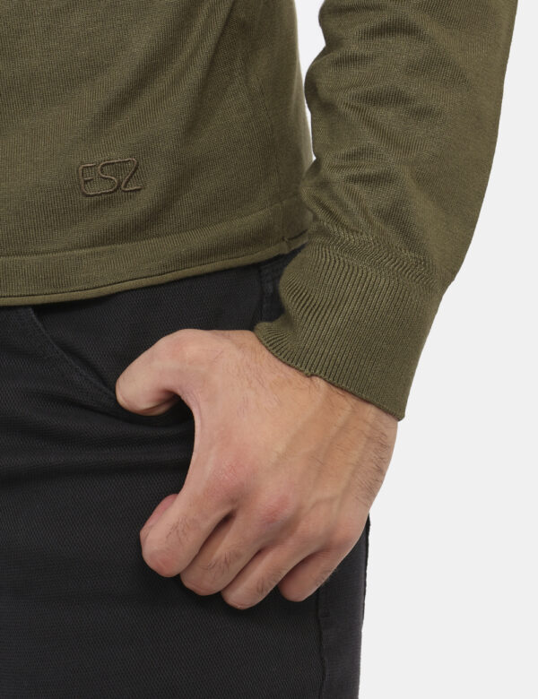Maglione Yes Zee Verde - Maglione con girocollo classico in total verde militare. La vestibilità è morbida e regolare. Il ma