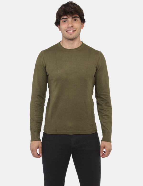Maglione Yes Zee Verde - Maglione con girocollo classico in total verde militare. La vestibilità è morbida e regolare. Il ma
