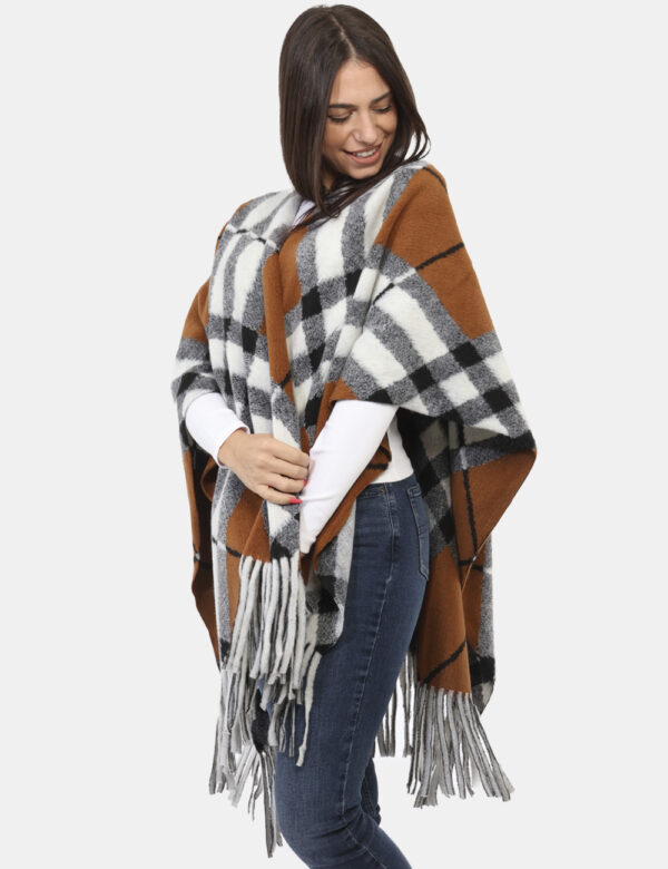 Poncho Concept83 Marrone - Poncho simil sciarpone in total bianco, nero e marrone con frangia. L'indossatura è morbida e avv