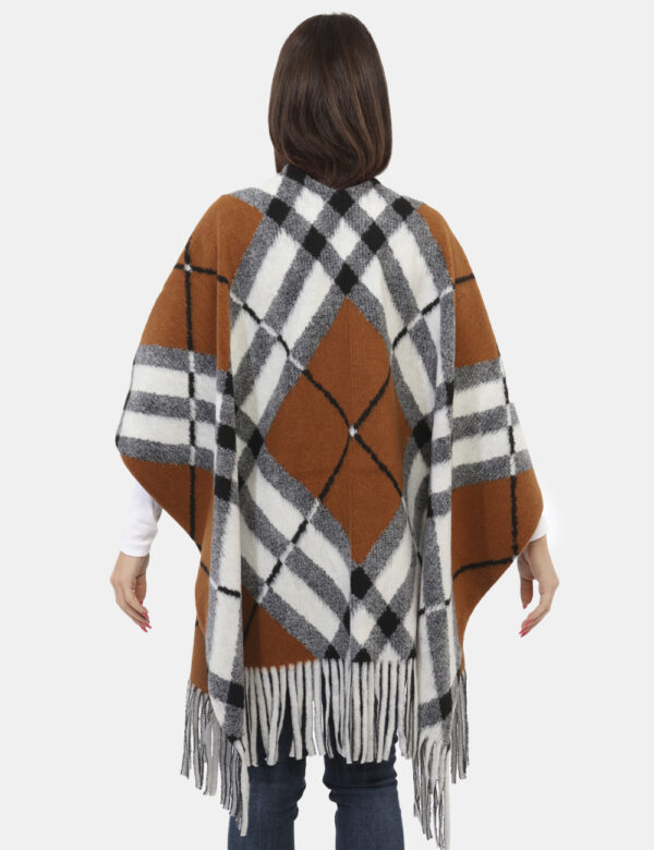 Poncho Concept83 Marrone - Poncho simil sciarpone in total bianco, nero e marrone con frangia. L'indossatura è morbida e avv