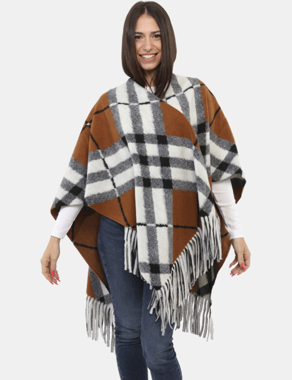 Poncho Concept83 Marrone - Poncho simil sciarpone in total bianco, nero e marrone con frangia. L'indossatura è morbida e avv