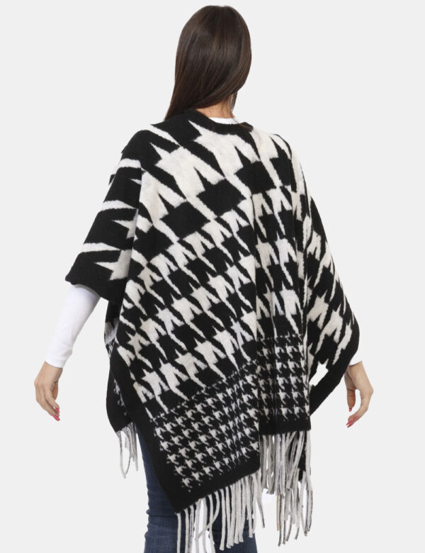 Poncho Concept83 Nero - Poncho simil sciarpone in total bianco e nero con frangia. L'indossatura è morbida e avvolgente. Ide