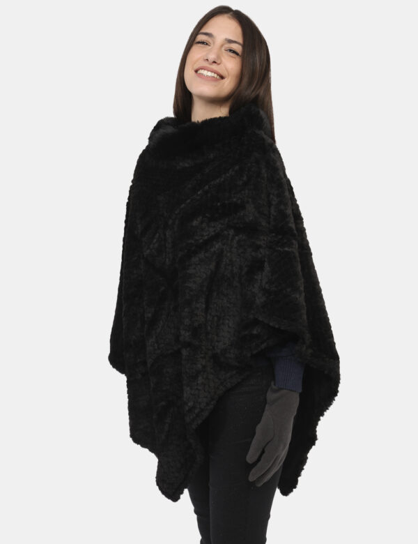 Poncho Concept83 Nero - Poncho in total nero con collo abbondante ad una vestibilità morbida. Ideale per per occasioni casua