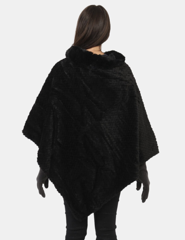 Poncho Concept83 Nero - Poncho in total nero con collo abbondante ad una vestibilità morbida. Ideale per per occasioni casua