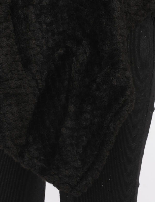 Poncho Concept83 Nero - Poncho in total nero con collo abbondante ad una vestibilità morbida. Ideale per per occasioni casua