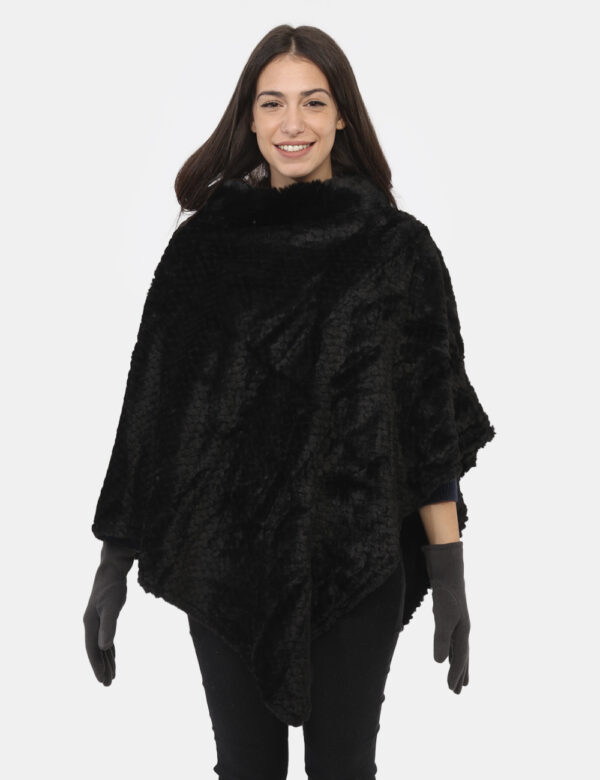 Poncho Concept83 Nero - Poncho in total nero con collo abbondante ad una vestibilità morbida. Ideale per per occasioni casua