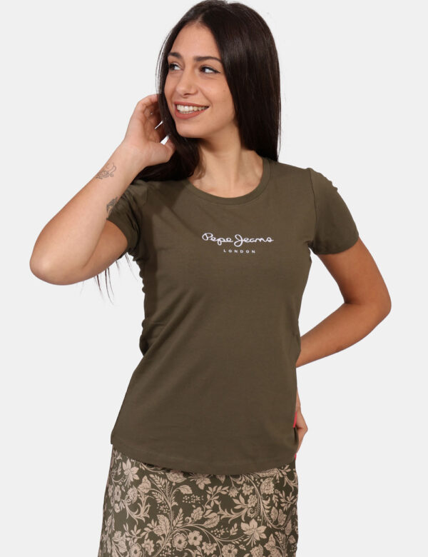 T-shirt Pepe Jeans Verde - T-shirt corta in total verde militare con stampa logo brand bianco. La vestibilità è morbida e re
