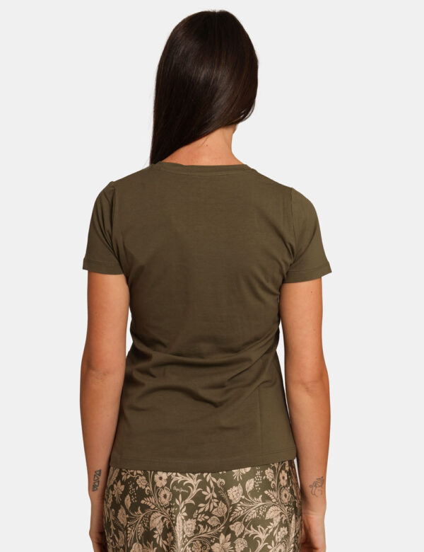 T-shirt Pepe Jeans Verde - T-shirt corta in total verde militare con stampa logo brand bianco. La vestibilità è morbida e re