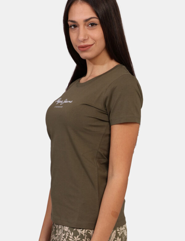 T-shirt Pepe Jeans Verde - T-shirt corta in total verde militare con stampa logo brand bianco. La vestibilità è morbida e re