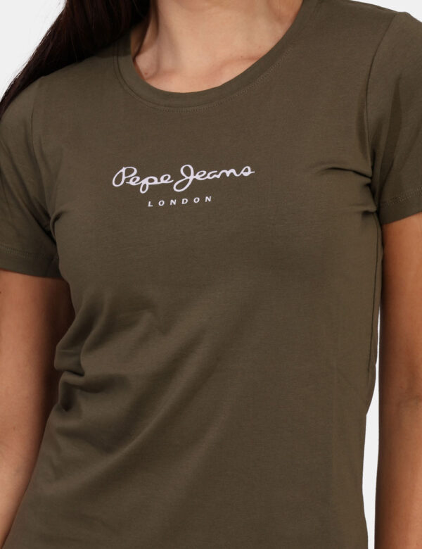 T-shirt Pepe Jeans Verde - T-shirt corta in total verde militare con stampa logo brand bianco. La vestibilità è morbida e re