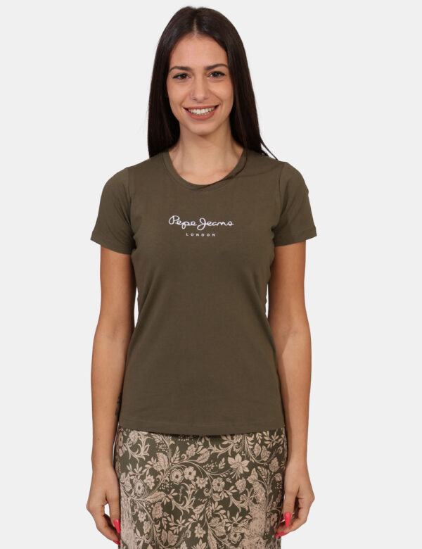 T-shirt Pepe Jeans Verde - T-shirt corta in total verde militare con stampa logo brand bianco. La vestibilità è morbida e re